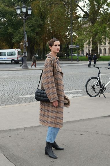 Louise de Chevigny after the Chanel SS21 Show in Paris_E35A8580-EBEA-443A-B2C0-25D052D35C61-25191-000003FFDE7110F3